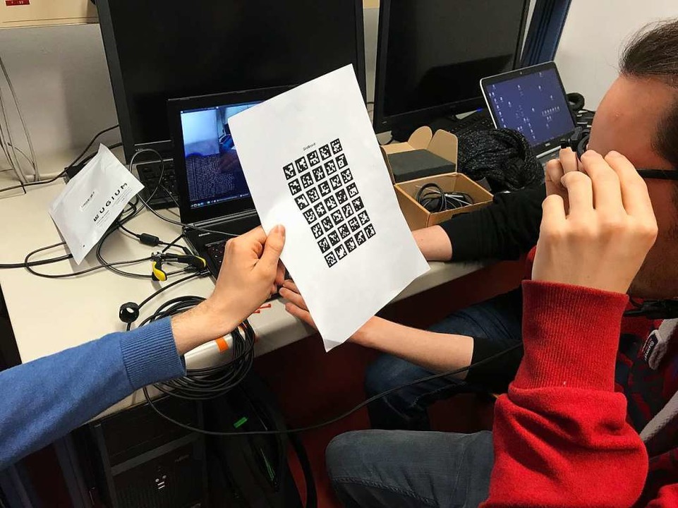 Mit der Eye-Tracking-Brille und kleine...der Effekte wie Hall und Echo steuern.  | Foto: Valentin Heneka