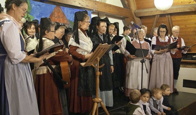 Singend erffneten die Mnner und Frau...222;Liechtgang&#8220; im Bibelissaal.   | Foto: Hartenstein