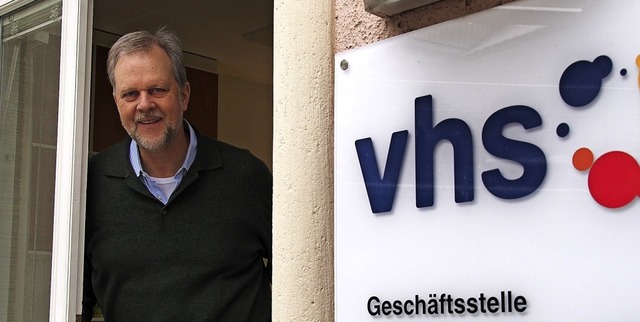 VHS-Geschftsfhrer Wolfgang Schulz st...as Frhjahrs- und Sommersemester vor.   | Foto: Markus Donner