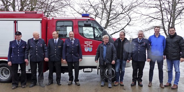 Das neue Feuerwehrfahrzeug TSF-W ist i...er und Brgermeister Tobias Gantert .   | Foto: Elisabeth Baumeister