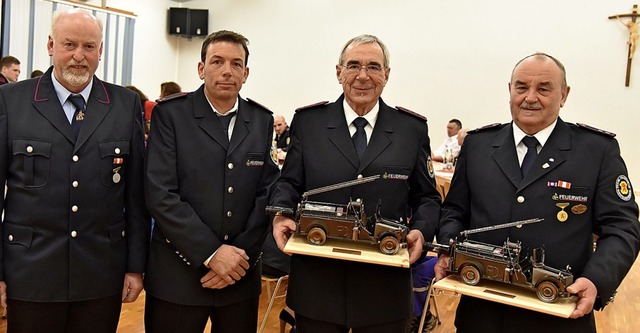 Neuer Abteilungskommandant der Feuerwe...frieder Vollmar (links) ausgezeichnet.  | Foto: Martin Eckert