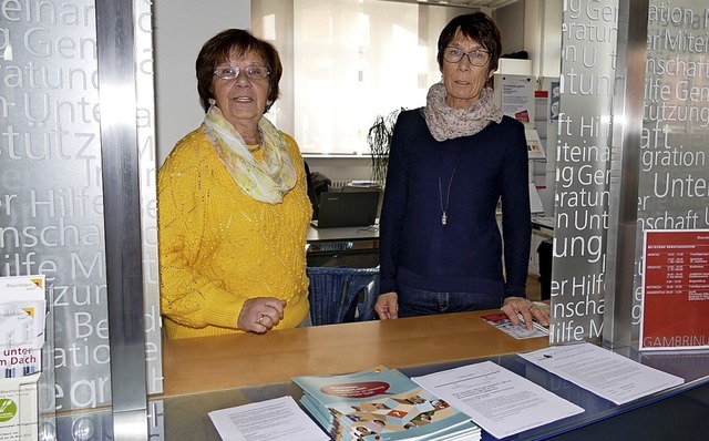 Doris Bauer und Brigitte Rost von der ...punkt Gambrinus auch gerne Amtshilfe.   | Foto: Ingrid Bhm-Jacob