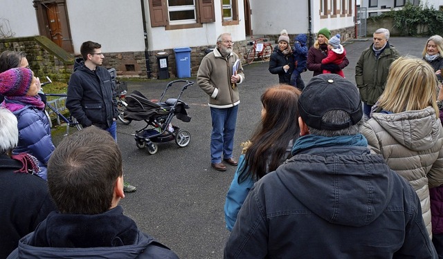 Ortstermin der SPD mit vorsitzendem Al...r (mitte) vor der alten Schule Herten   | Foto: Horatio Gollin