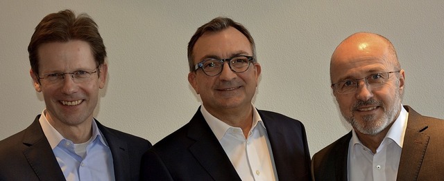 Der Sparkassen-Vorstand mit Patrick Gl...rstein und Peter Blubacher (von links)  | Foto: Lauber
