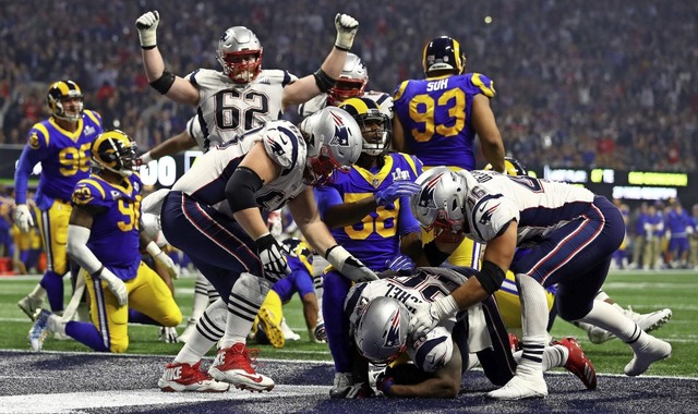 Es ist geschafft: Sony Michel (am Bode...ngland Patriots im Super-Bowl-Finale.   | Foto: afp