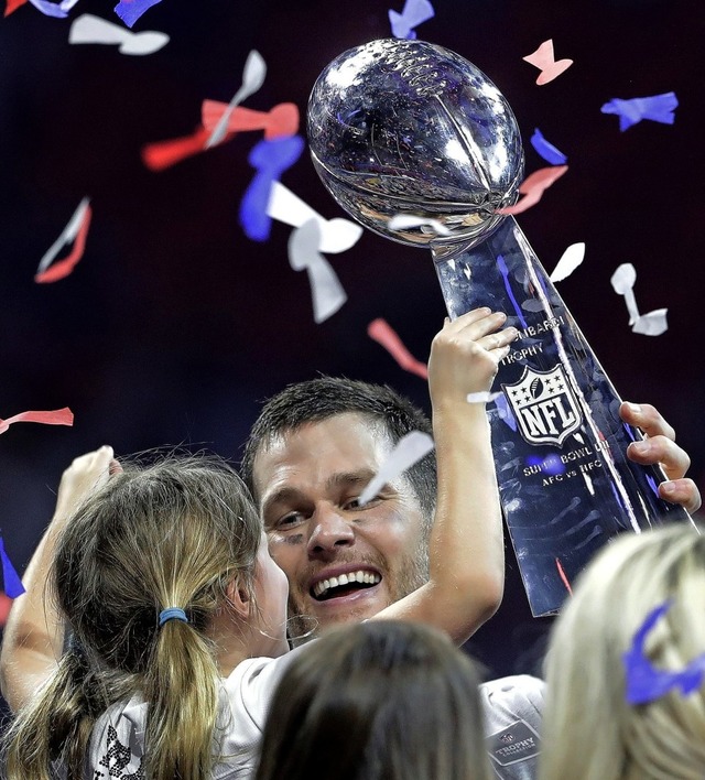 berglcklich: Tom Brady von den Patri...ocher und die Vince Lombardi Trophe.   | Foto: dpa