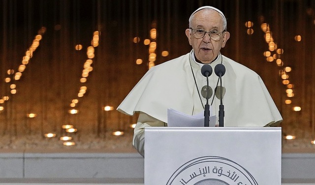 Papst Franziskus spricht bei einer interreligisen Feierlichkeit.   | Foto: DPA