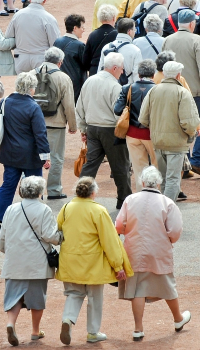 Eine Seniorengruppe geht durch Dresden   | Foto: dpa