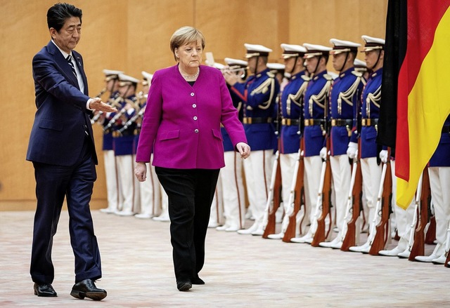 Kanzlerin Merkel wird von Japans Premi...be mit militrischen Ehren empfangen.   | Foto: DPA