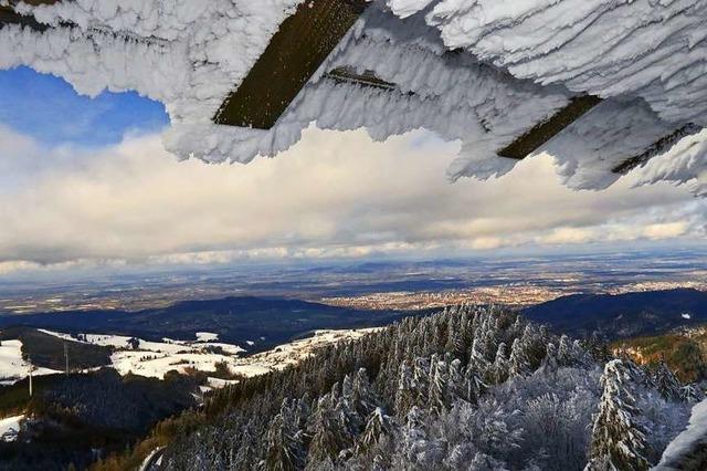 Wunderbarer Blick auf das winterliche Freiburg vom Schauinsland