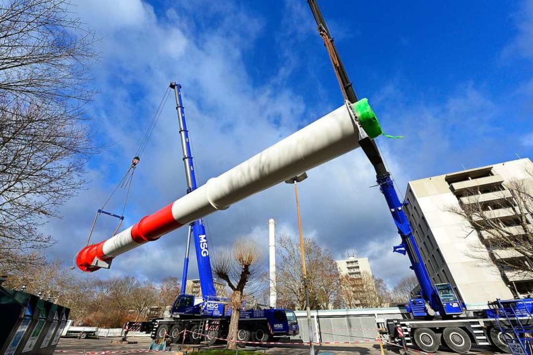 An zwei groen Krne wurde der neue Schornstein transportiert.  | Foto: Ingo Schneider