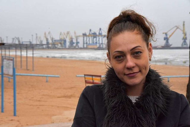 Iryna Markovska und der Hafen von Mariupol   | Foto: Till Mayer