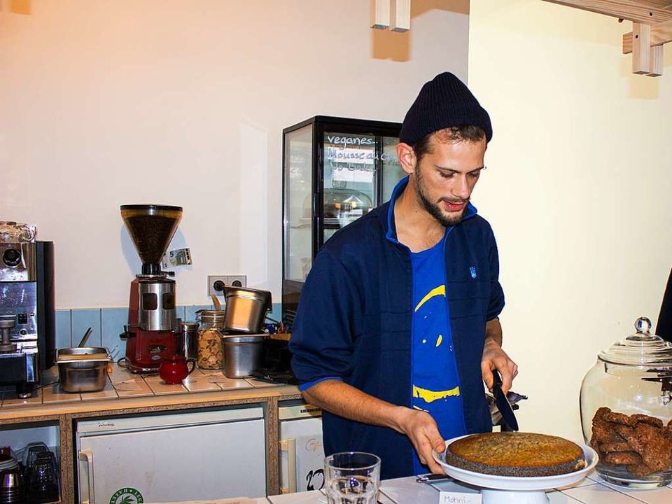 Seit mehr als vier Jahren arbeitet Jon...aso in der Kche und hinter der Theke.  | Foto: Carolin Johannsen