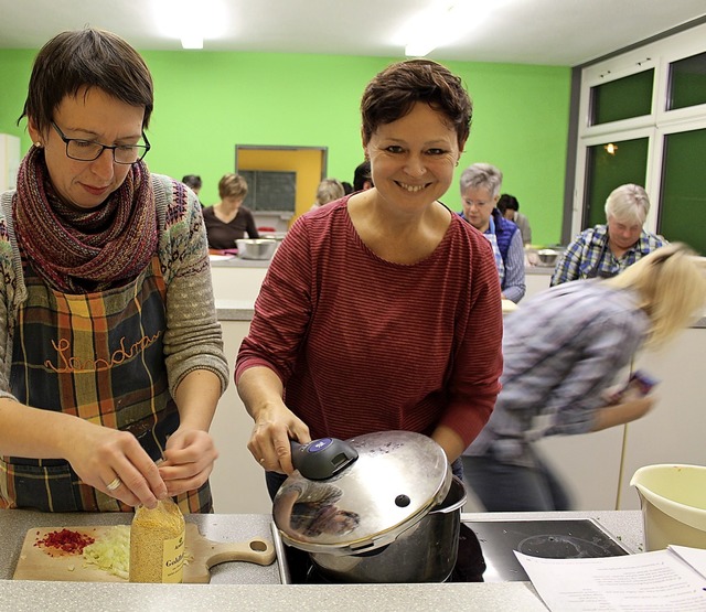 Alles rein vegetarisch: Sandra Probst ...ten Kchin Elisabeth Zumkehr anleiten.  | Foto: LAPP