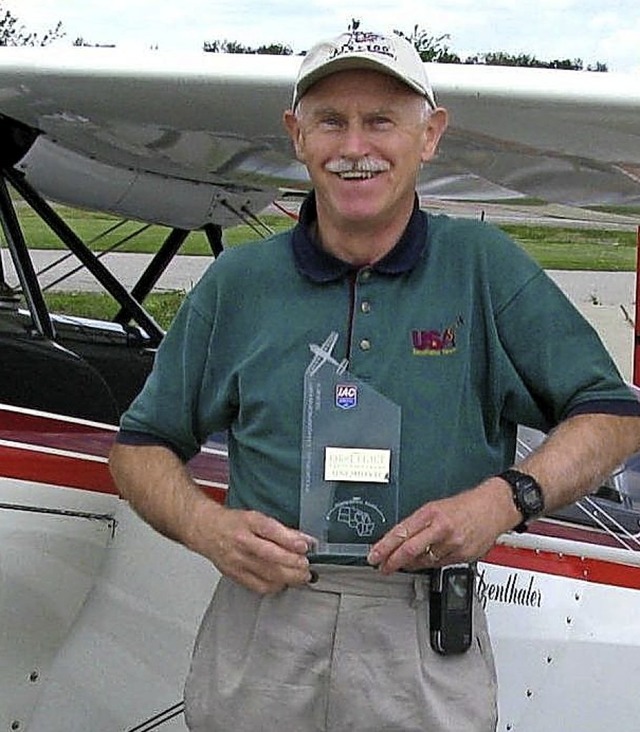 Hugo Ritzenthaler im Sommer vor seinem Flugzeug.   | Foto: Privat