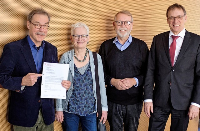 Georg Mller (von links), Elisabeth Bl...er der Sparkasse Lrrach-Rheinfelden.   | Foto: Ansgar Taschinski