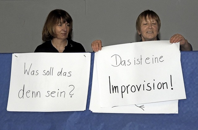 Karin Schmidt und Silvia Oberle bei ihrem Dialog ohne Worte.   | Foto: Pichler