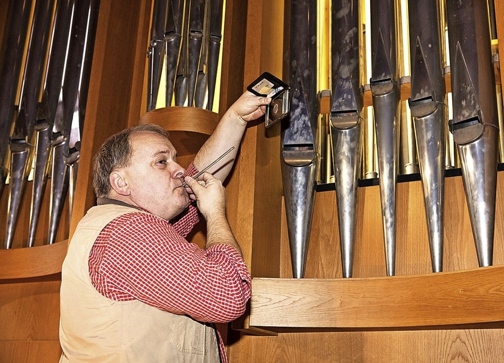 Wolfgang Brommer lässt die Pfeife mit dem höchsten Ton erklingen.  | Foto: Gabriele Zahn