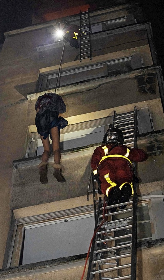 Die Feuerwehr musste von Balkon zu Balkon klettern.   | Foto: AFP