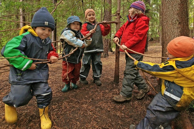 Spielen im Wald kann Kindern groe Freude bereiten.   | Foto: Symbolbild: dpa