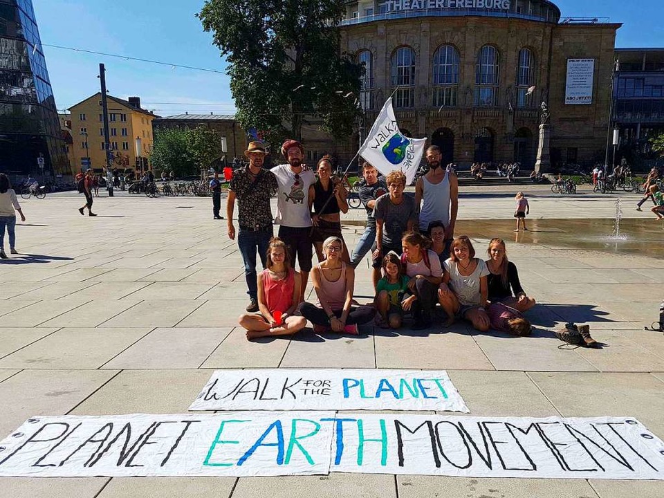 Das Team auf dem Platz der Alten Synagoge  | Foto: Planet Earth Movement