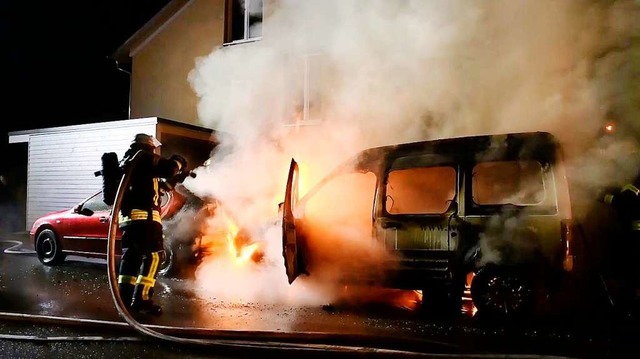 Die Feuerwehr konnte die Autos zwar lschen, Totalschaden entstand dennoch.  | Foto: Wolfgang Knstle