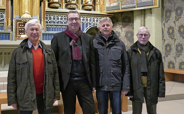 Pfarrer Johannes Herrmann (zweiter von...old Lffler und Robert Mayr (rechts).   | Foto: Tanja Bury