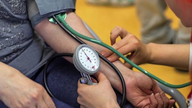 Auch das Messen des Blutdrucks gehrt zur Aufgabe eines Pflegedienstes.  | Foto: dpa
