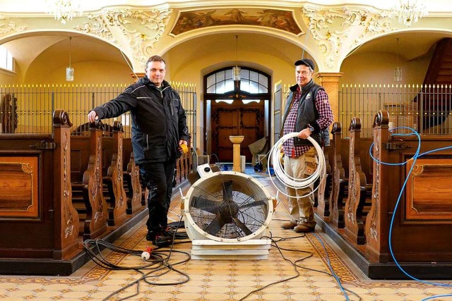 Die beiden Durchgasungstechniker Jan H...id im Kirchenschiff verteilen sollen.   | Foto: Ute Schler