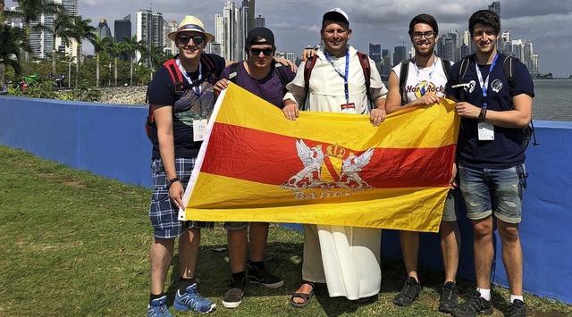 Auch eine badische Fahne hatte die Gru...e Gastfamilien in Panama mitgenommen.   | Foto: Privat