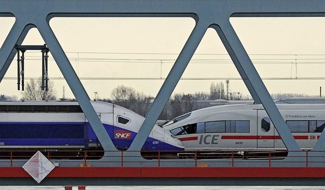 Fahren weiter auf getrennten Gleisen: ...baute TGV, hinten der ICE von Siemens.  | Foto: dpa
