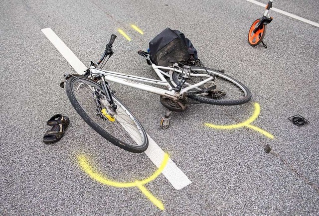 Bei einem Unfall in Lrrach wurde ein Fahrradfahrer verletzt (Symbolbild).  | Foto: dpa