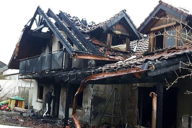 Wohnhaus wird durch Feuer zerstört: Brandursache noch unbekannt