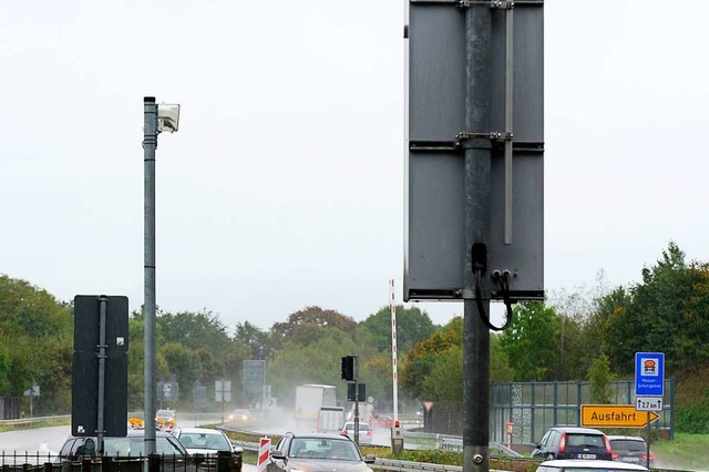 Eine Anlage am Kappler Tunnel  meldet ... wie nass und salzig die Fahrbahn ist.  | Foto: Ingo Schneider