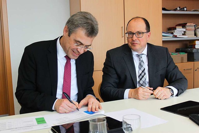 Gemeinsam unterschreiben Martin Mller... mit dem Regierungsprsidium Freiburg.  | Foto: Nina Witwicki