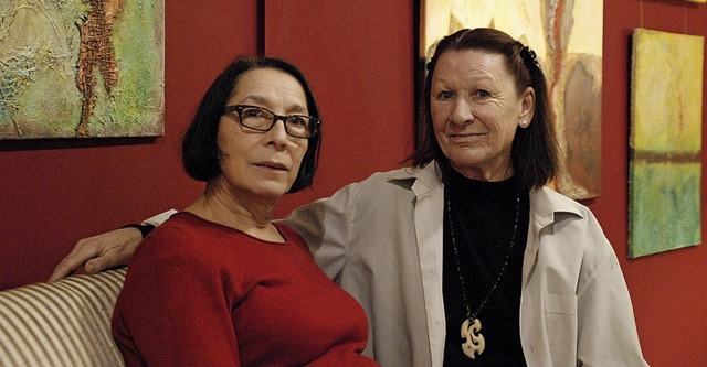 Dank Renate Schpflin (rechts)  hat au...zum  Ausstellen ihrer Werke gefunden.   | Foto: Maja Tolsdorf