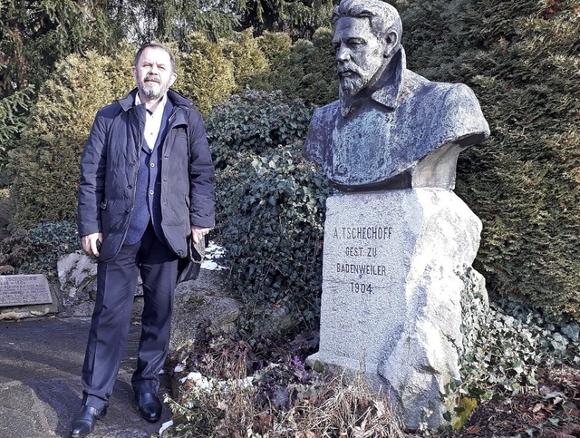 Stadtrat Gennadi Borodin aus Taganrog ...r am Tschechow-Denkmal in Badenweiler.  | Foto: Heinz Setzer