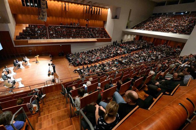 Das Konzerthaus war am Mittwoch gut ge... 1300 Menschen folgten der Diskussion.  | Foto: Ingo Schneider