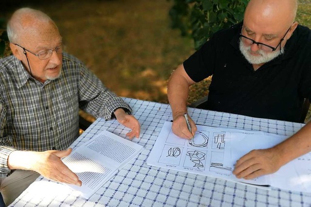 Work in Progress: Herbert Schoppe (links) und Robert Schad bei der Arbeit  | Foto: Schad