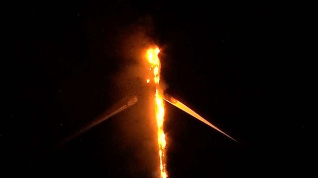 Auf dem Langenhard brennt eine Windkraftanlage.  | Foto: kamera24.tv