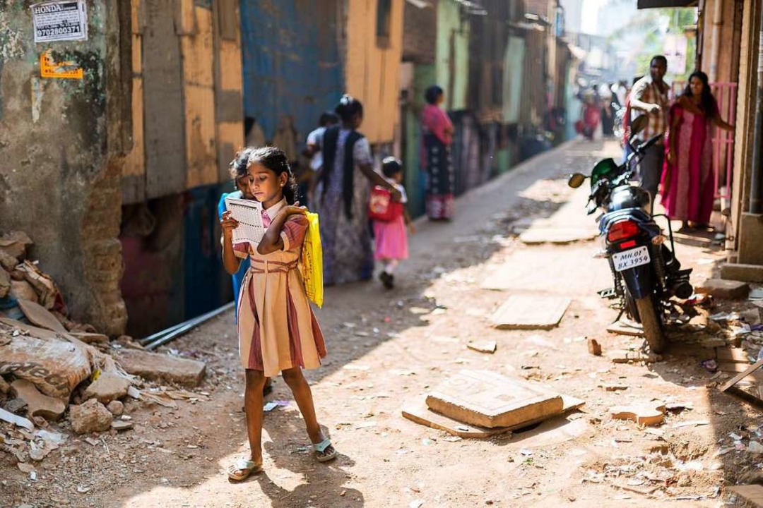 Ein Schulmdchen auf dem Heimweg im Sl...avi in Mumbai, der grte Slum Asiens.  | Foto: Carlotta Huber