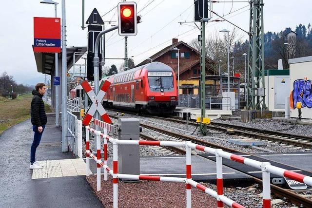 Pendler kritisieren zu frühes Schließen der Schranke am Littenweiler Bahnhof