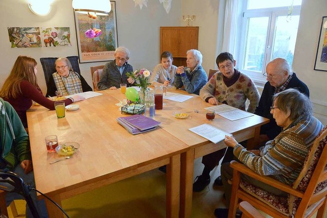 Zusammen singen: Bewohnerinnen und Bew... am groen Tisch im Gemeinschaftsraum.  | Foto: Ingo Schneider