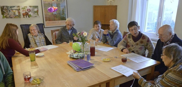 Zusammen singen: Bewohnerinnen und Bew...am groen Tisch im Gemeinschaftsraum.   | Foto: Ingo Schneider