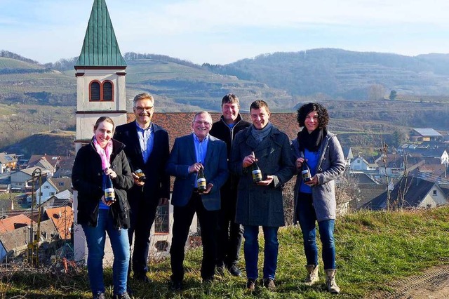 &#8222;Turm-Wi&#8220; vor dem Kirchtur...s) prsentierten die neue Weinedition.  | Foto: Ute Schler