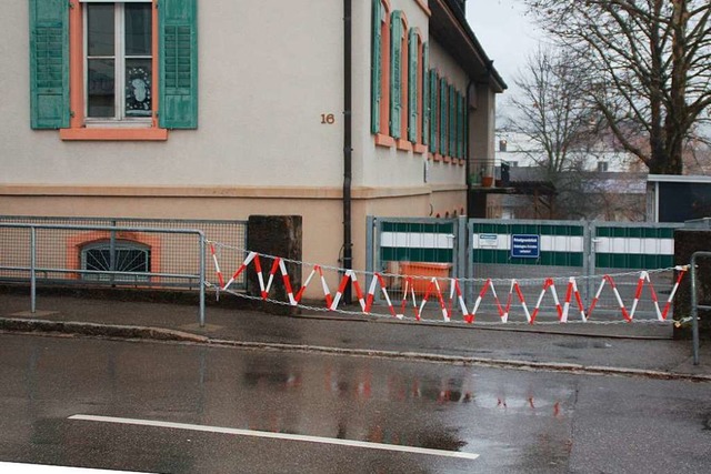 Zwei Ketten beim Kindergarten St. Jose...rn, dass Kinder auf die Strae laufen.  | Foto: Gerd Leutenecker