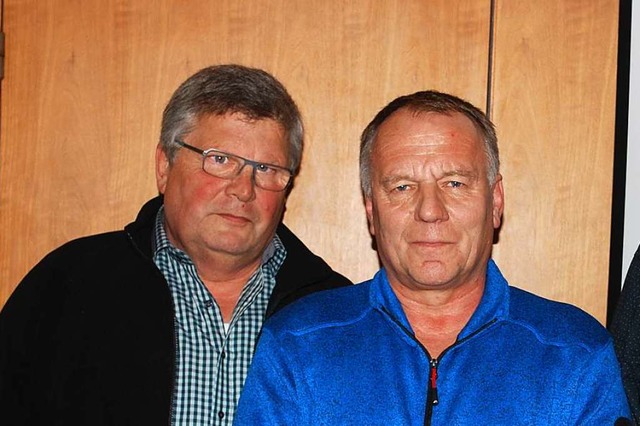 Siegfried Bhler (l.) verlsst den Haa...ts daneben: Ortsvorsteher Horst Simon.  | Foto: Thomas Loisl Mink