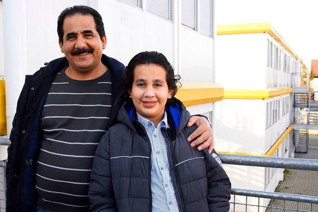 Seit drei Jahren im engen  Wohncontain... Abou Hamdeh und sein  Sohn Ahmad (12)  | Foto: Thomas Kunz