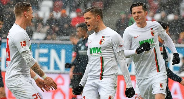 Augsburgs (l-r) Andre Hahn, Alfred Fin...Gregoritsch jubeln ber einen Treffer.  | Foto: dpa