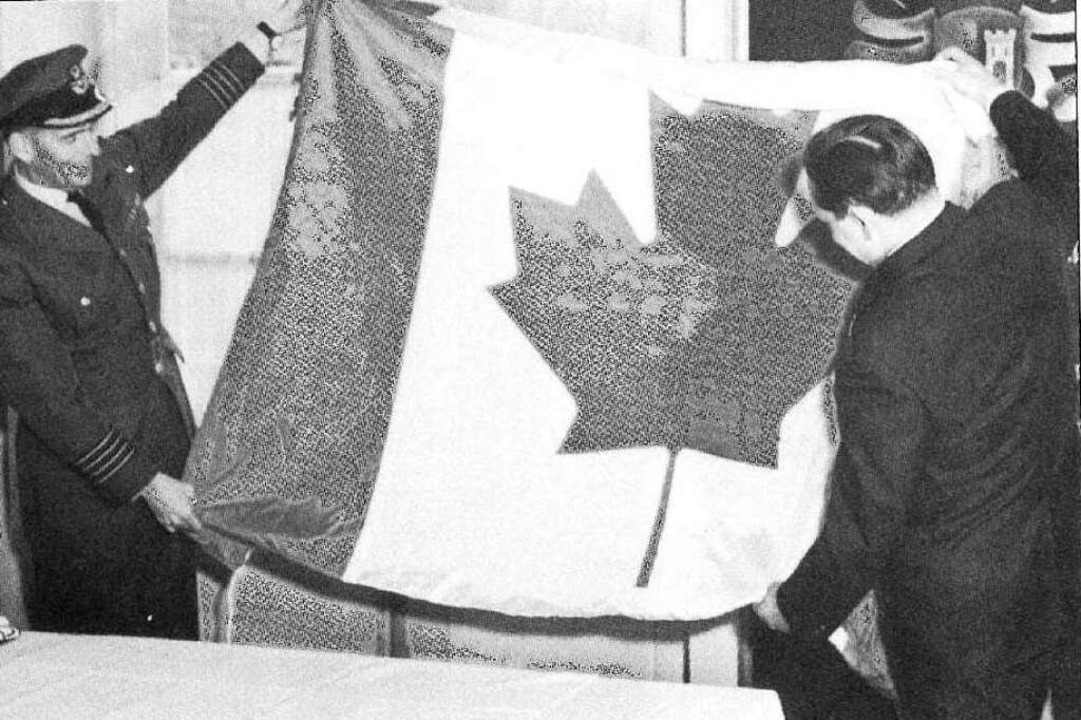 Der kanadische Oberst Christie (links)...rucker im Lahrer Rathaus im März 1967.  | Foto: Base des Forces, Canadiennes Lahr